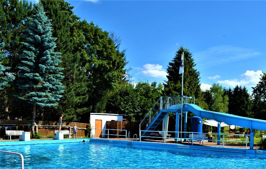 Schwimmbecken und 25m Rutsche